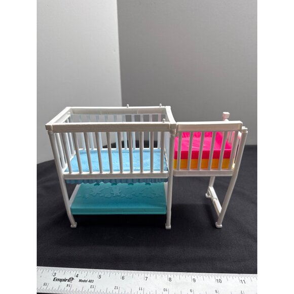 Barbie 2018 Miniature Dollhouse Crib & Changing Table Set White Frame With Pink - Picture 5 of 8